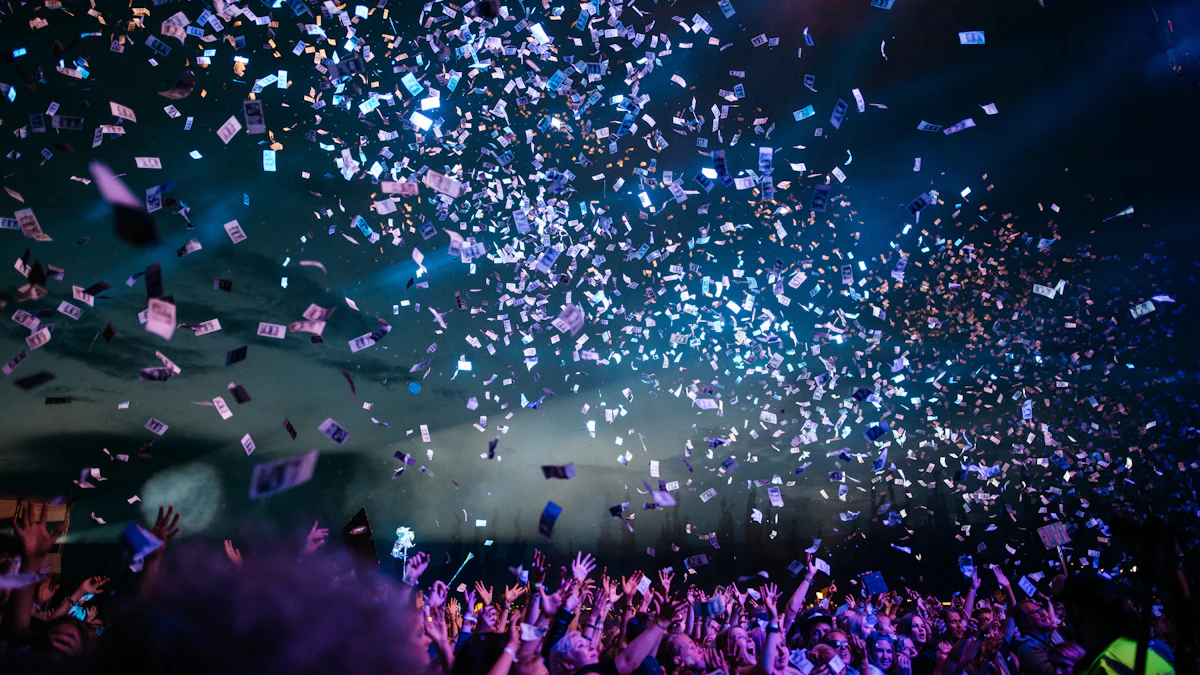 Public et confettis lors d'un festival de nuit, sécurité événementielle en Guadeloupe