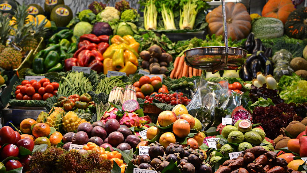 Étal coloré de fruits et légumes sur un marché, cadre légal de la palpation de sécurité