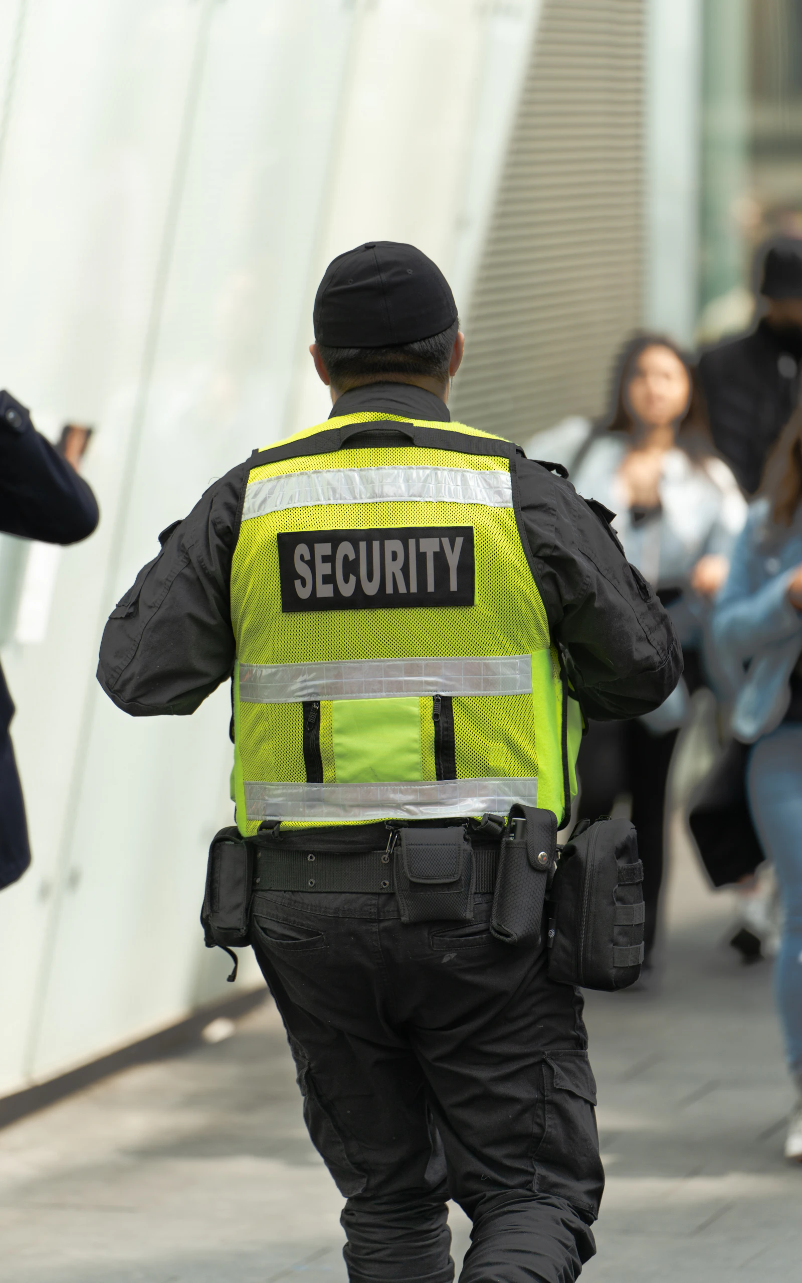 Agent de Prévention et Sécurité (APS) DDI en patrouille sur site industriel, carte professionnelle CNAPS